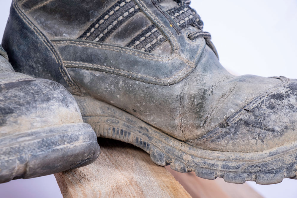 Eksempel på støvler med sprekker og skader fordi de ikke har blitt tatt vare på.